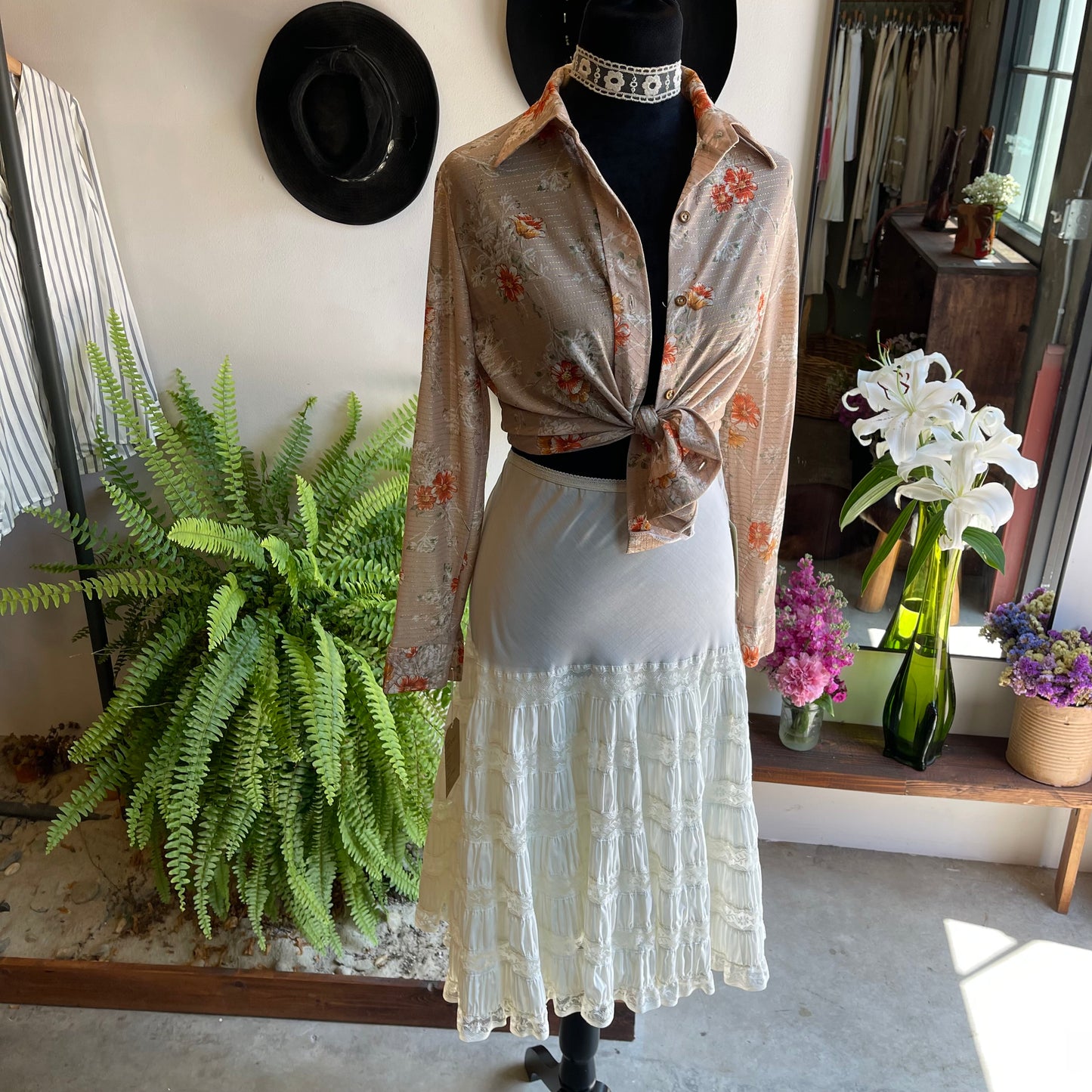 Vintage 70’s Floral Button-Up up Metallic Weaving