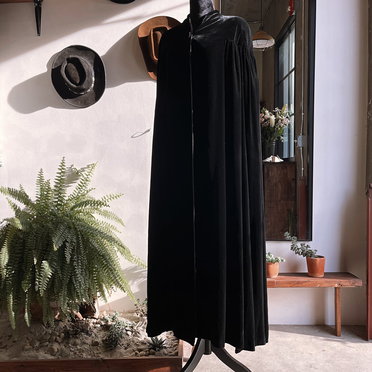 1980s Vintage Murray Arbeid I. Magnin Velvet Cape