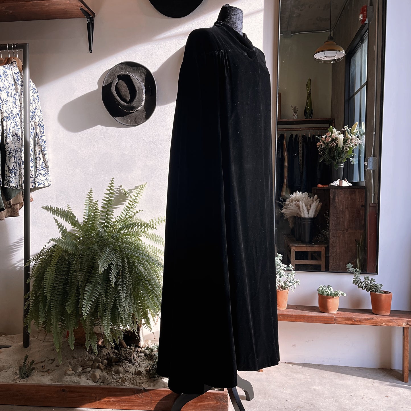 1980s Vintage Murray Arbeid I. Magnin Velvet Cape