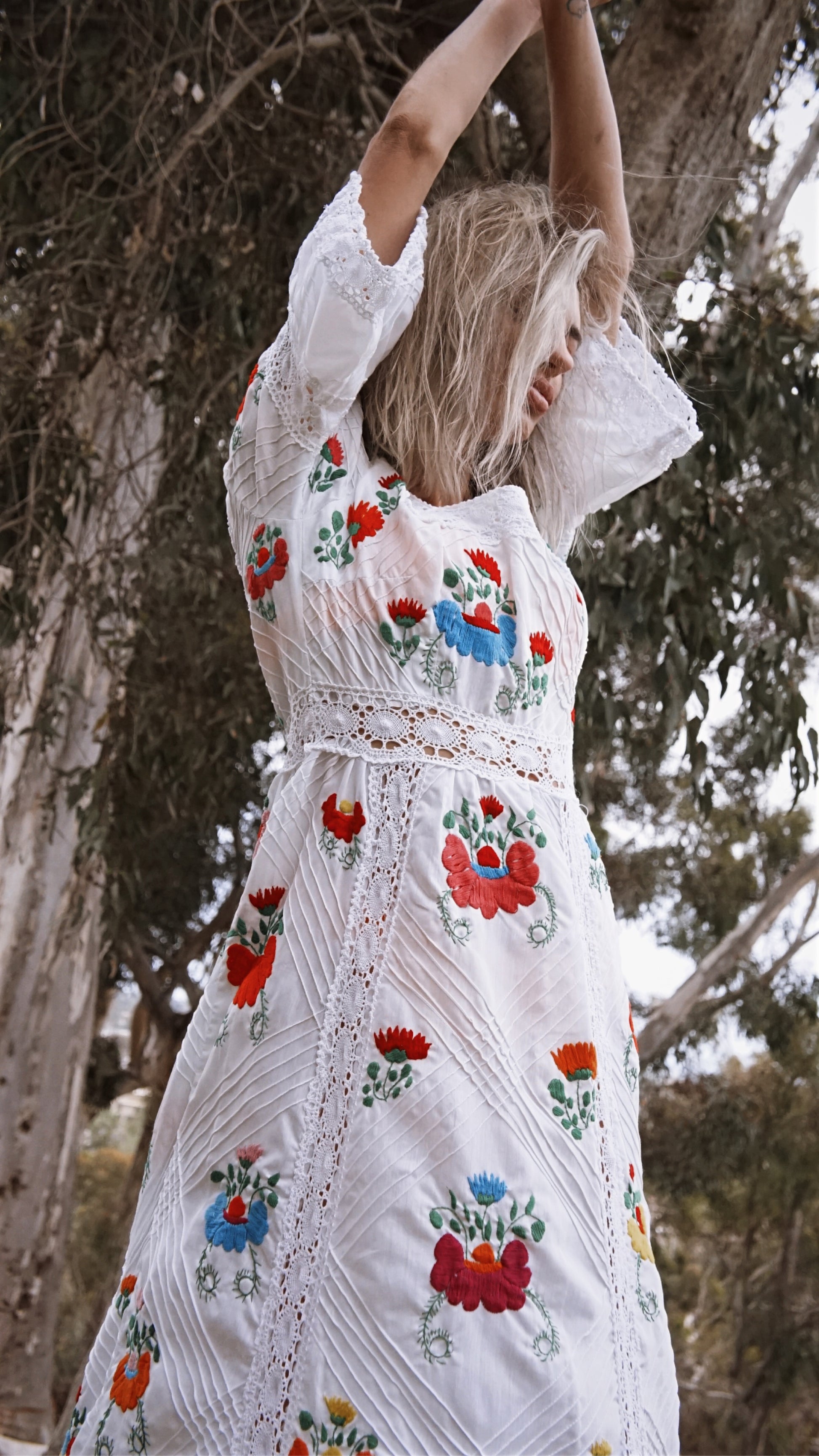 Vintage Embroidered Floral Crochet Lace Maxi Dress Vintage Embroidered Floral Crochet Lace Maxi Dress